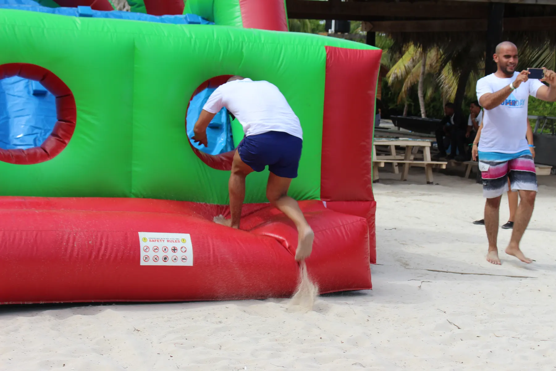 Colaborador atravesando el circuito de inflables durante el SUPERDAY en Isla Saona