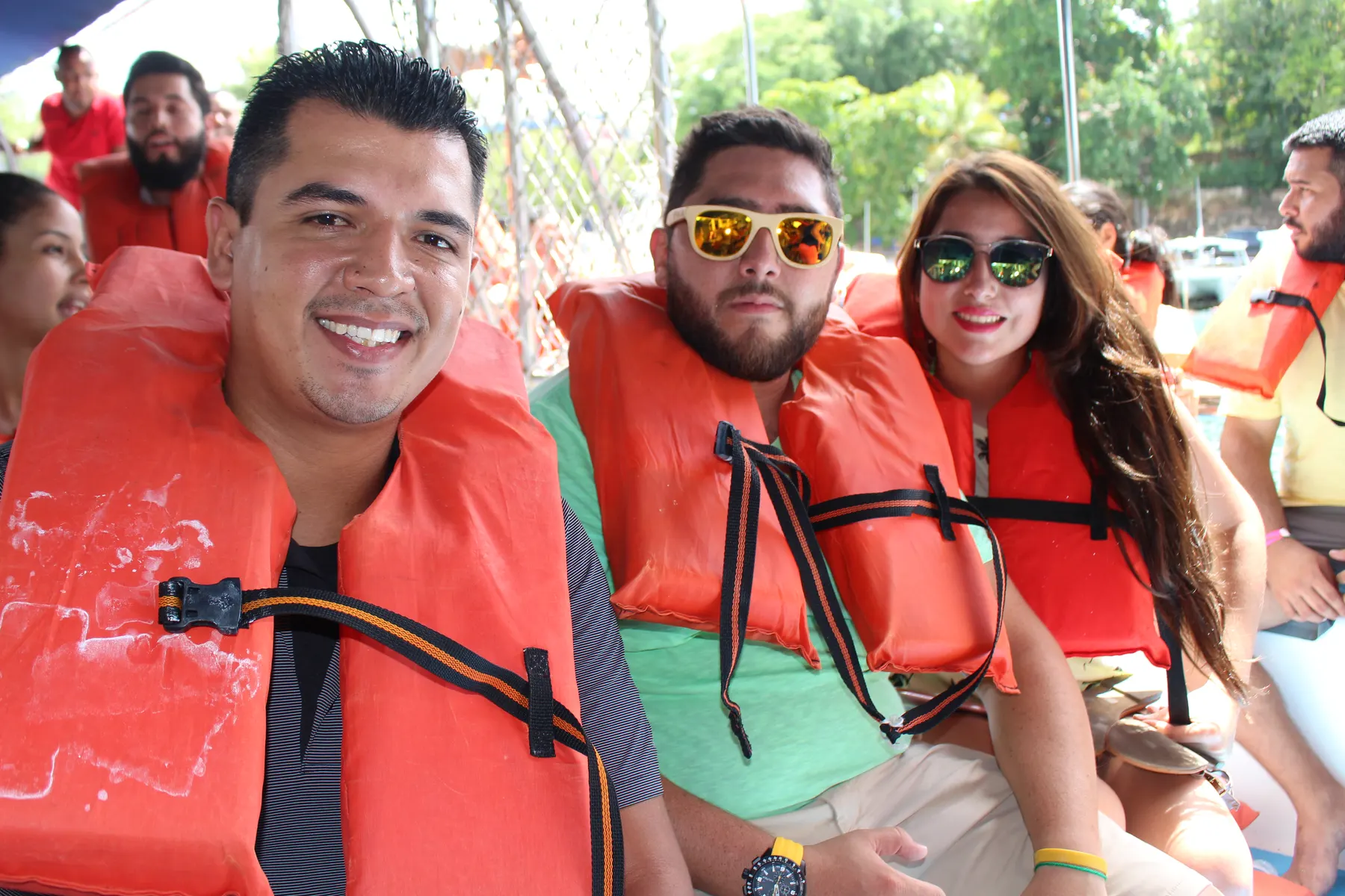 Colaboradores de Teleperformance con chaleco salvavidas en el bote privado rumbo a Isla Saona