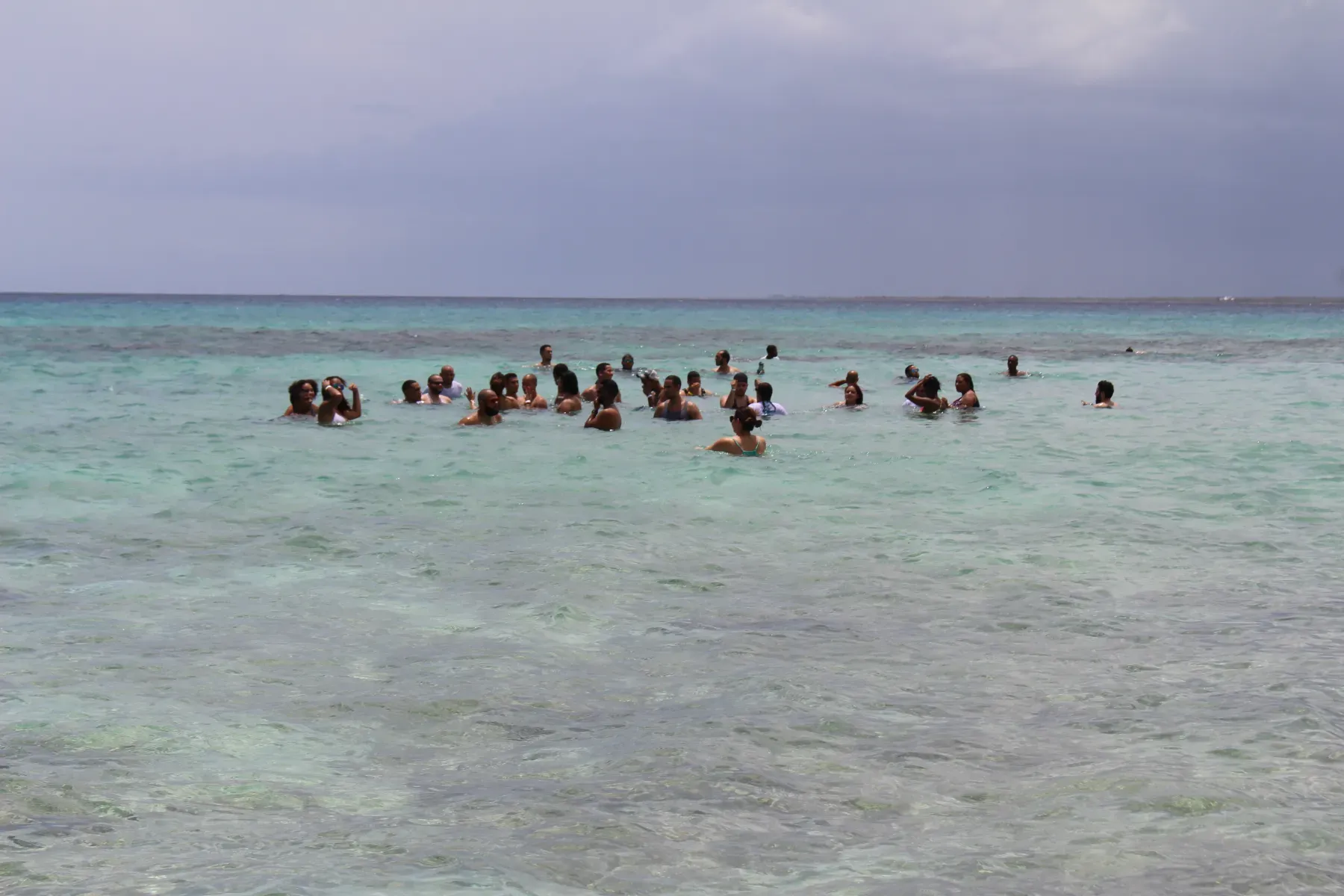 Grupo de colaboradores de Teleperformance bañándose en el agua turquesa de Isla Saona
