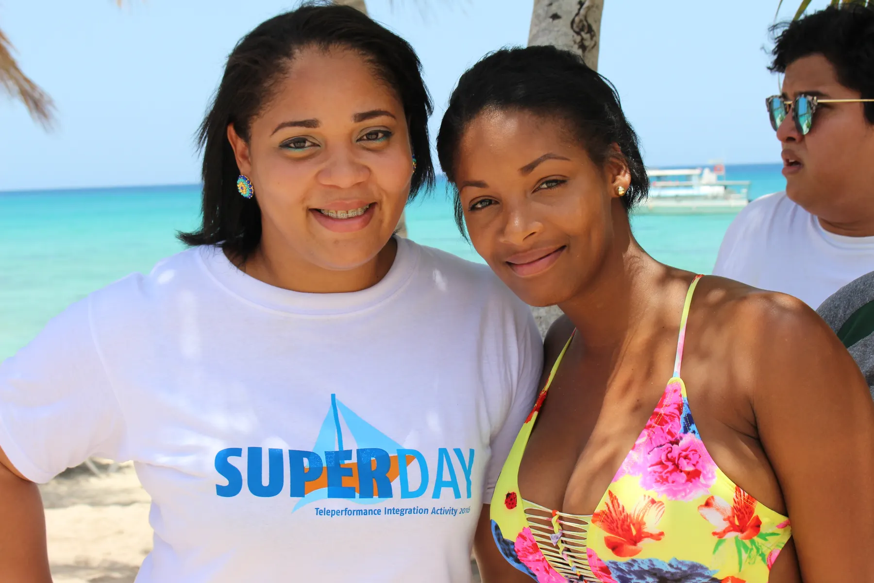 Dos colaboradoras de Teleperformance con camisetas SUPERDAY en la playa de Isla Saona