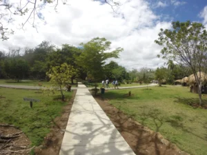 Laguna Dudú en Cabrera, María Trinidad Sánchez, República Dominicana – vista del parque natural con senderos y áreas verdes